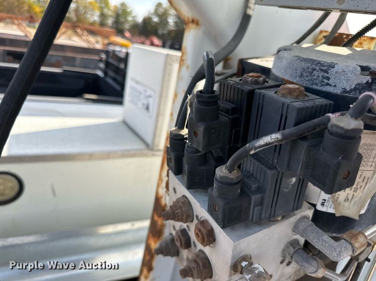 image for item EN2528 2005 International 4300 bucket truck