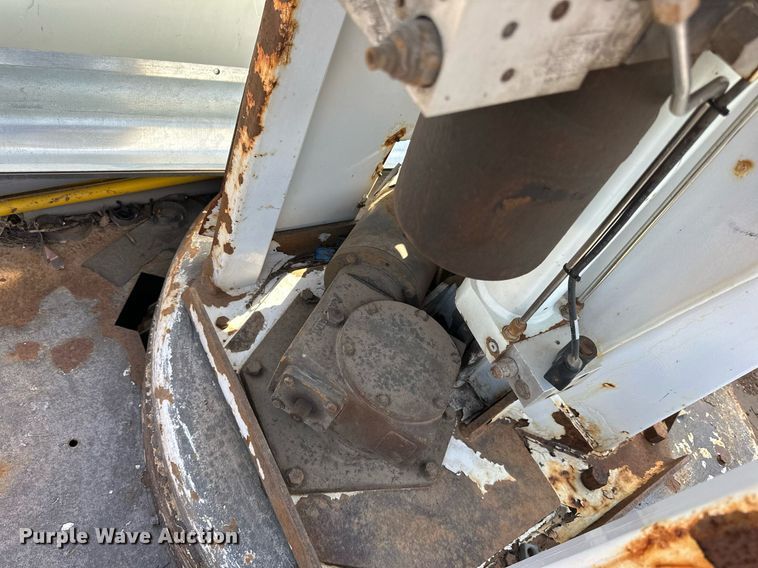 image for item EN2528 2005 International 4300 bucket truck