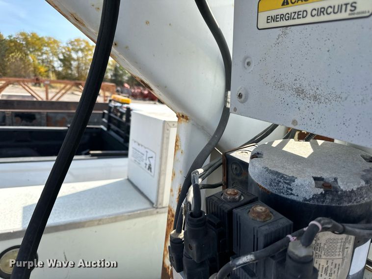 image for item EN2528 2005 International 4300 bucket truck