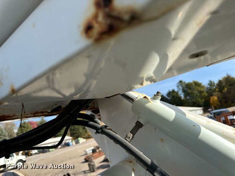 image for item EN2528 2005 International 4300 bucket truck