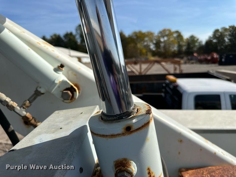 image for item EN2528 2005 International 4300 bucket truck