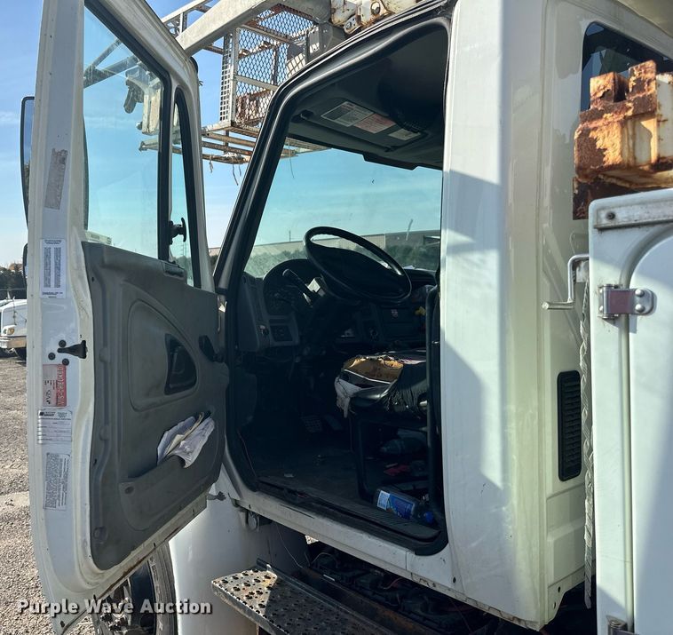 image for item EN2528 2005 International 4300 bucket truck