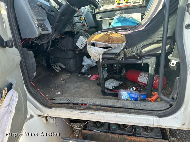 image for item EN2528 2005 International 4300 bucket truck