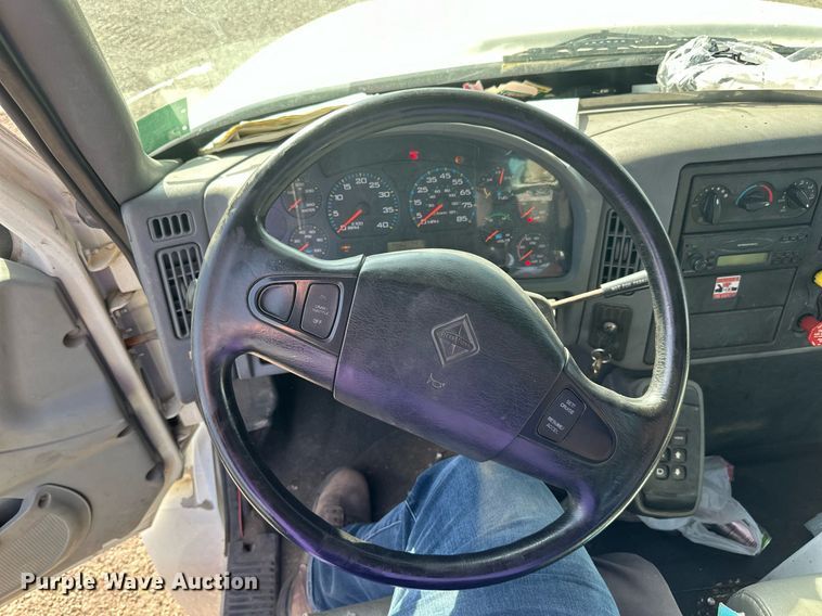 image for item EN2528 2005 International 4300 bucket truck