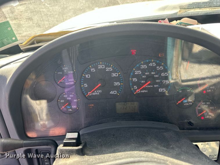 image for item EN2528 2005 International 4300 bucket truck