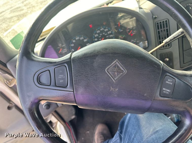 image for item EN2528 2005 International 4300 bucket truck