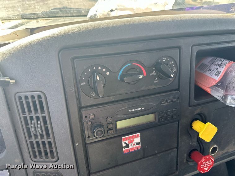 image for item EN2528 2005 International 4300 bucket truck