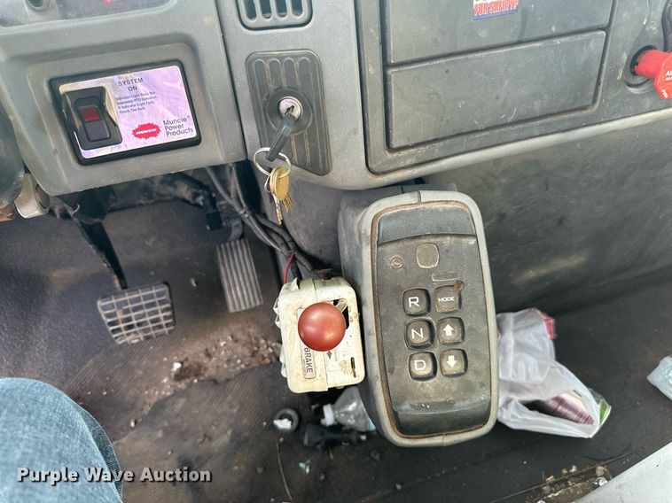 image for item EN2528 2005 International 4300 bucket truck