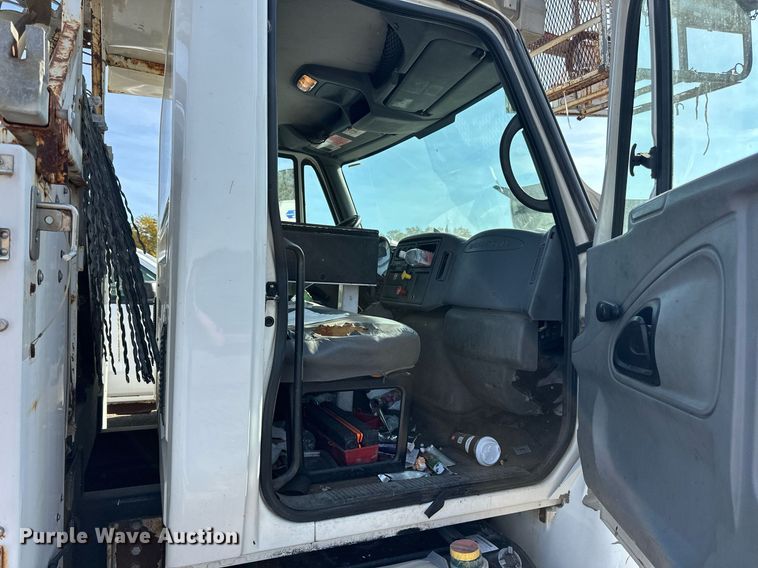 image for item EN2528 2005 International 4300 bucket truck