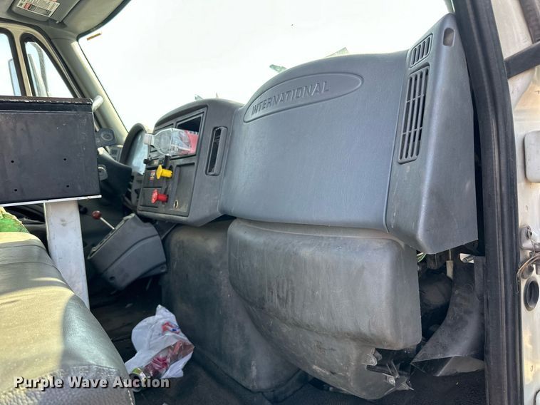 image for item EN2528 2005 International 4300 bucket truck