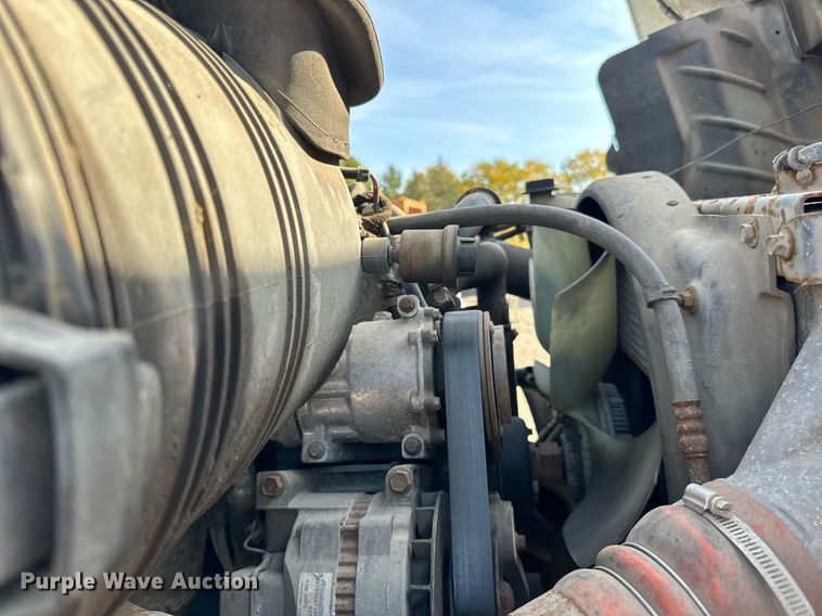 image for item EN2528 2005 International 4300 bucket truck