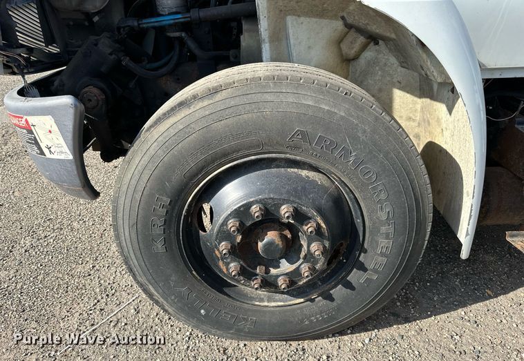 image for item EN2528 2005 International 4300 bucket truck