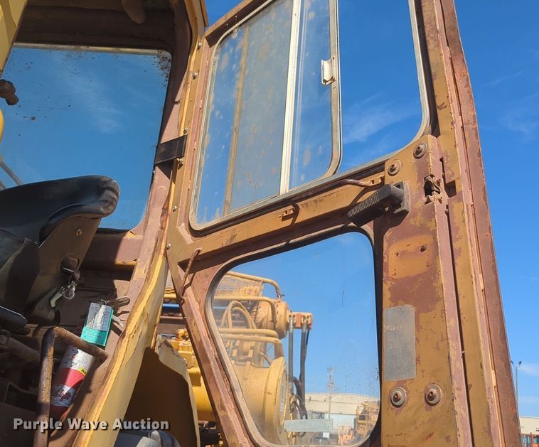 image for item EQ2381 1993 Caterpillar 615C elevating scraper
