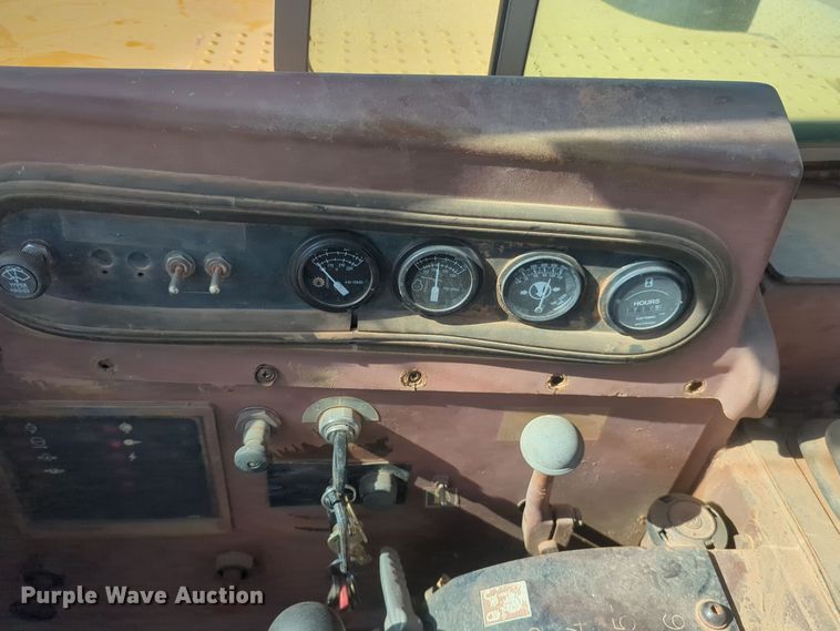 image for item EQ2381 1993 Caterpillar 615C elevating scraper