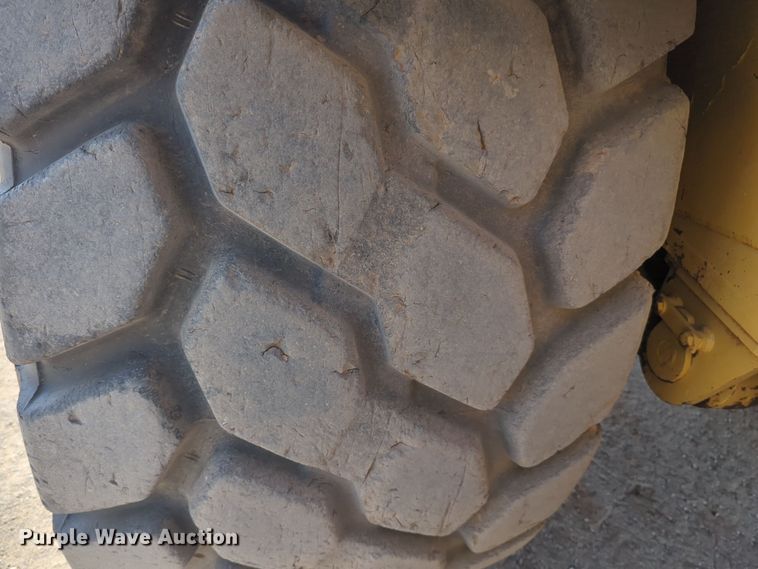 image for item EQ2381 1993 Caterpillar 615C elevating scraper