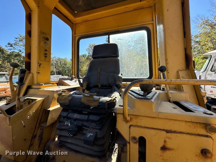 image for item JE9355 1984 Caterpillar 953 track loader