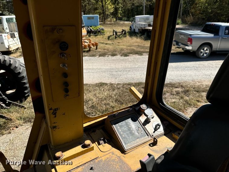 image for item JE9355 1984 Caterpillar 953 track loader