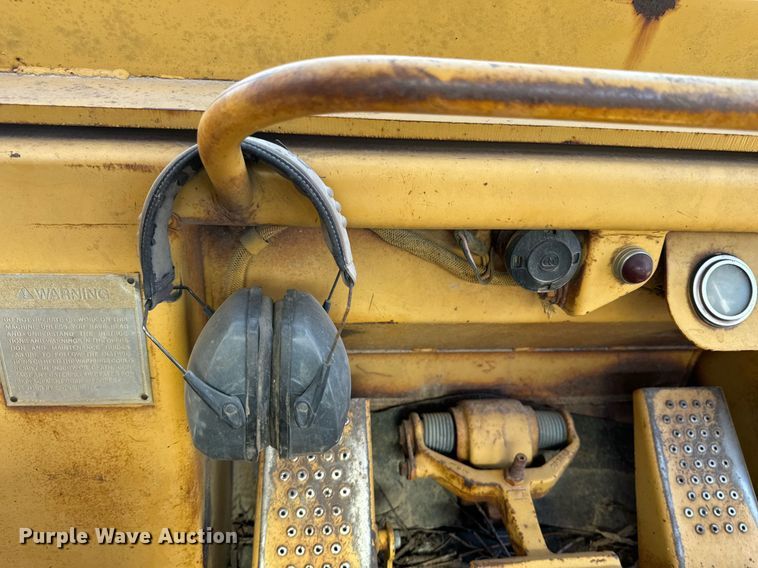 image for item JE9355 1984 Caterpillar 953 track loader