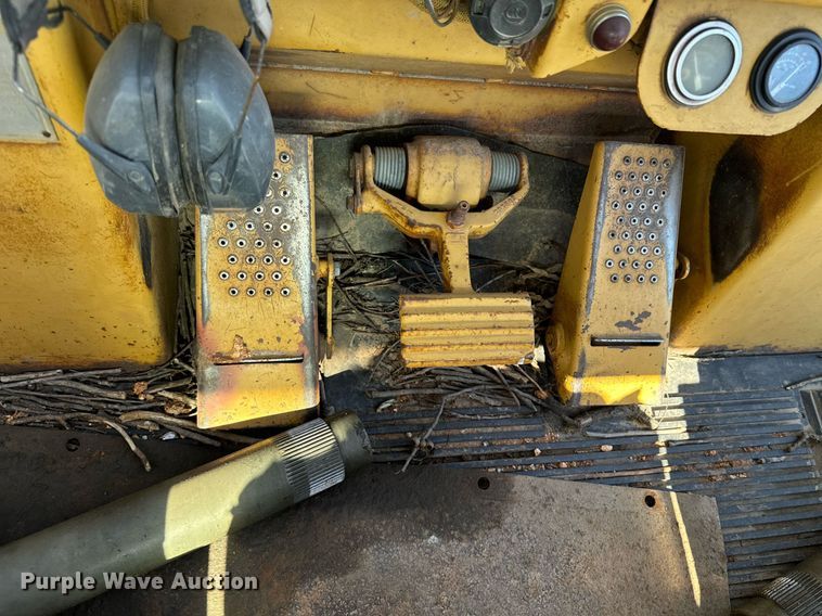 image for item JE9355 1984 Caterpillar 953 track loader
