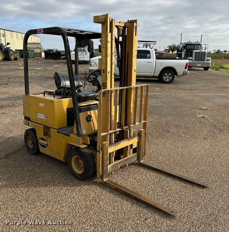 image for item NQ9025 Caterpillar V30D forklift