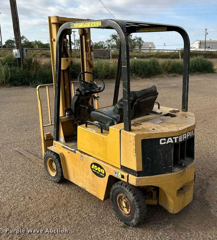 image for item NQ9025 Caterpillar V30D forklift