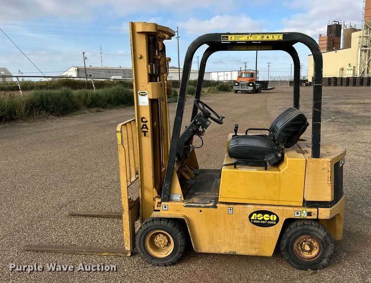 image for item NQ9025 Caterpillar V30D forklift