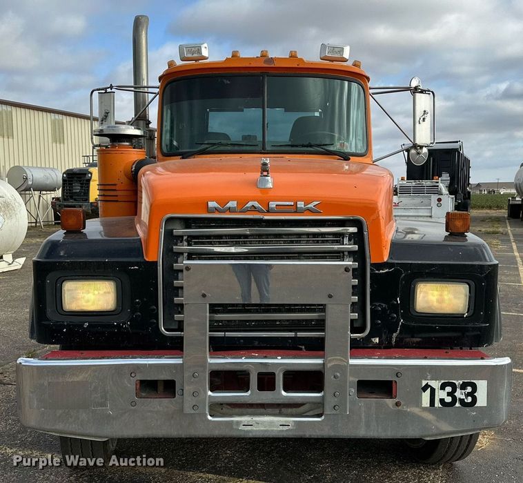 image for item NQ9027 2001 Mack RD690S semi truck