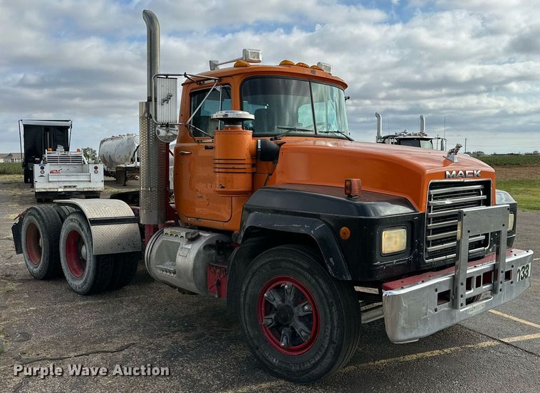 image for item NQ9027 2001 Mack RD690S semi truck