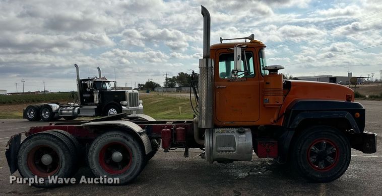 image for item NQ9027 2001 Mack RD690S semi truck