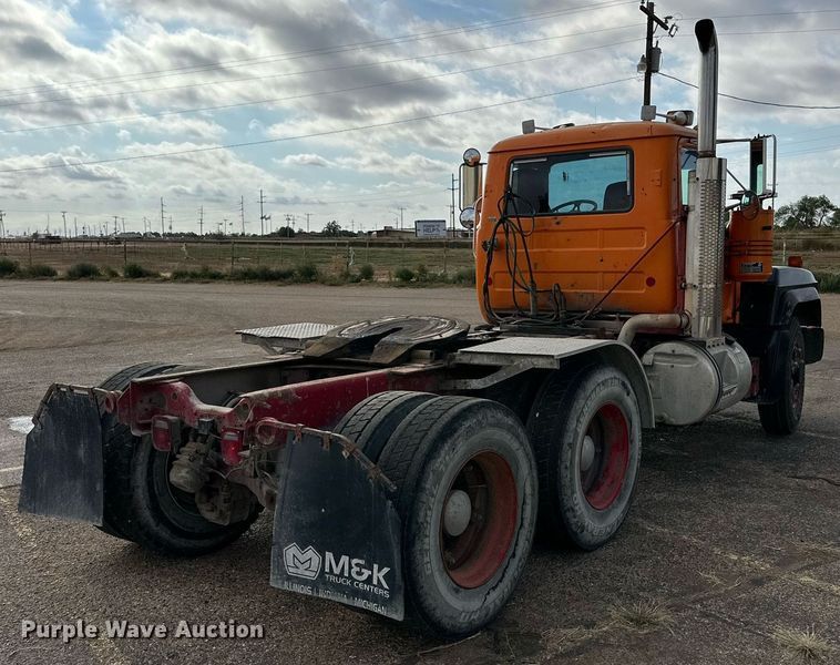 image for item NQ9027 2001 Mack RD690S semi truck