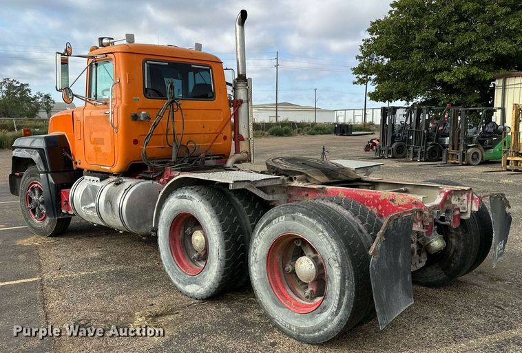 image for item NQ9027 2001 Mack RD690S semi truck