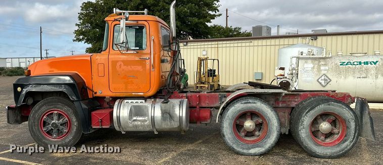 image for item NQ9027 2001 Mack RD690S semi truck