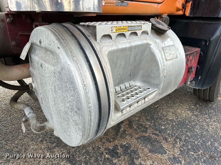 image for item NQ9027 2001 Mack RD690S semi truck