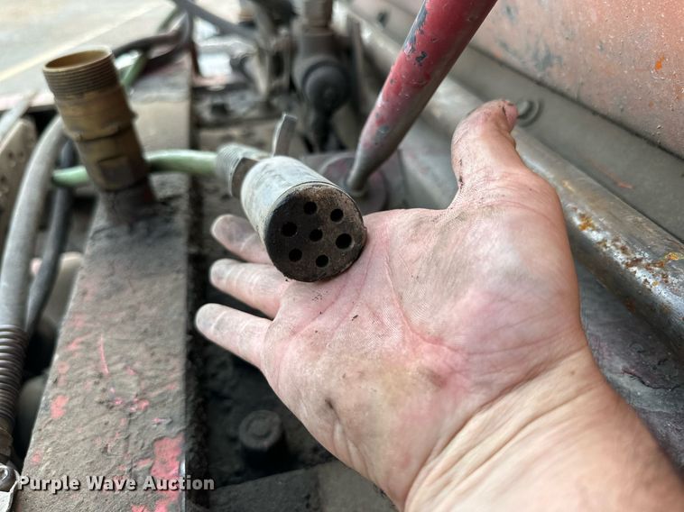 image for item NQ9027 2001 Mack RD690S semi truck