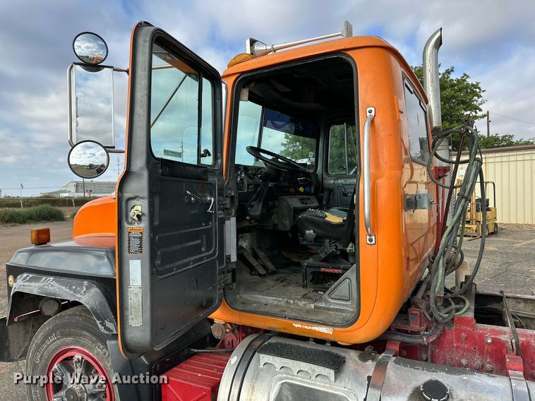 image for item NQ9027 2001 Mack RD690S semi truck