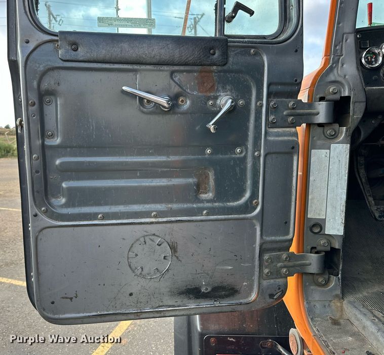 image for item NQ9027 2001 Mack RD690S semi truck