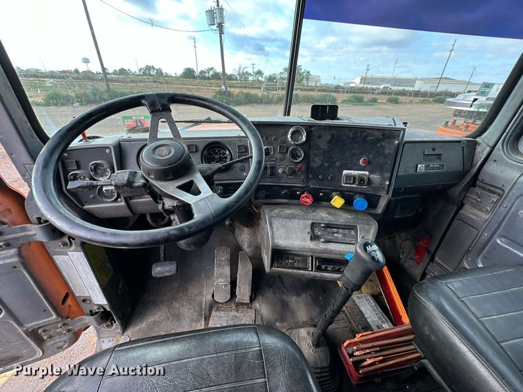 image for item NQ9027 2001 Mack RD690S semi truck