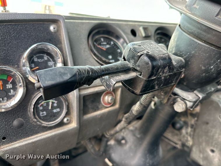 image for item NQ9027 2001 Mack RD690S semi truck