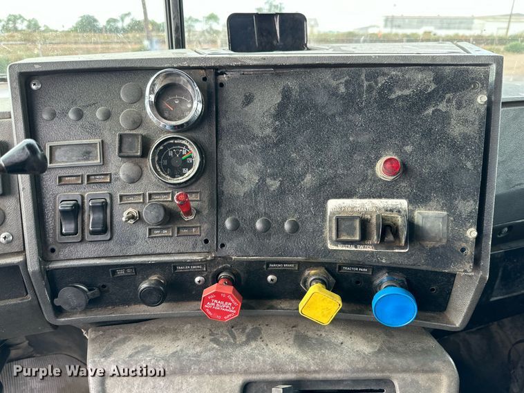 image for item NQ9027 2001 Mack RD690S semi truck