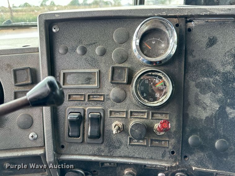 image for item NQ9027 2001 Mack RD690S semi truck