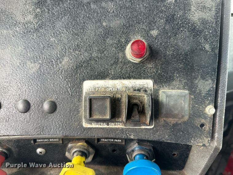 image for item NQ9027 2001 Mack RD690S semi truck