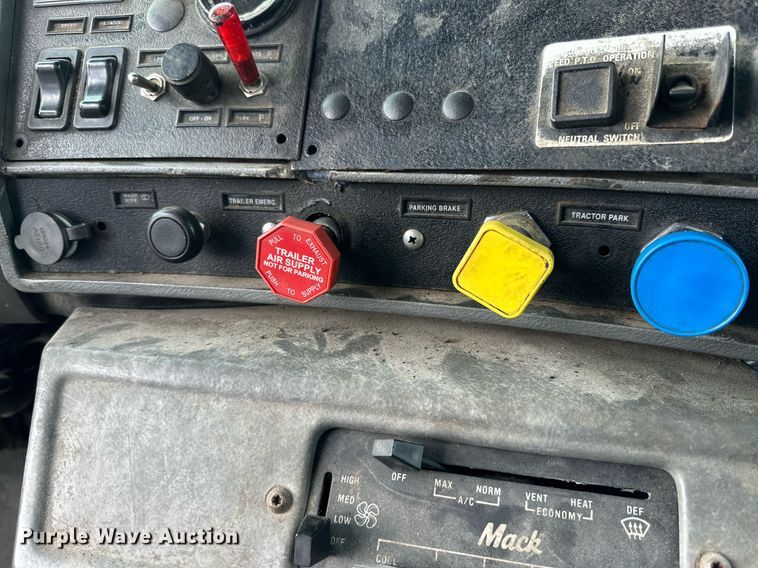 image for item NQ9027 2001 Mack RD690S semi truck