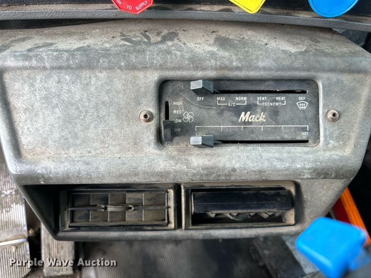 image for item NQ9027 2001 Mack RD690S semi truck