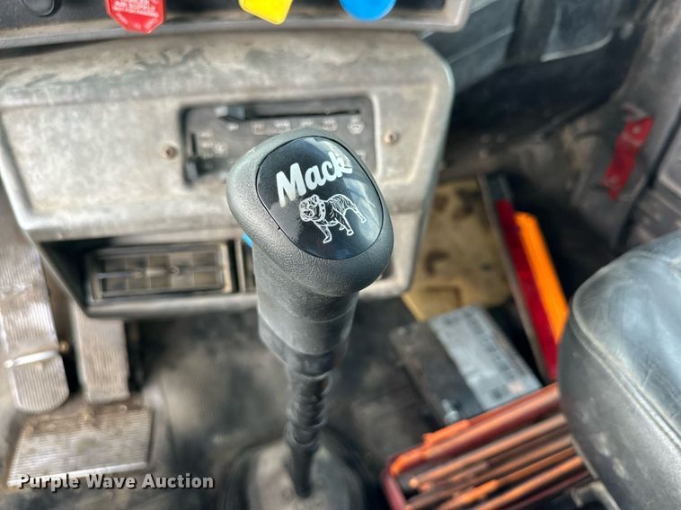 image for item NQ9027 2001 Mack RD690S semi truck