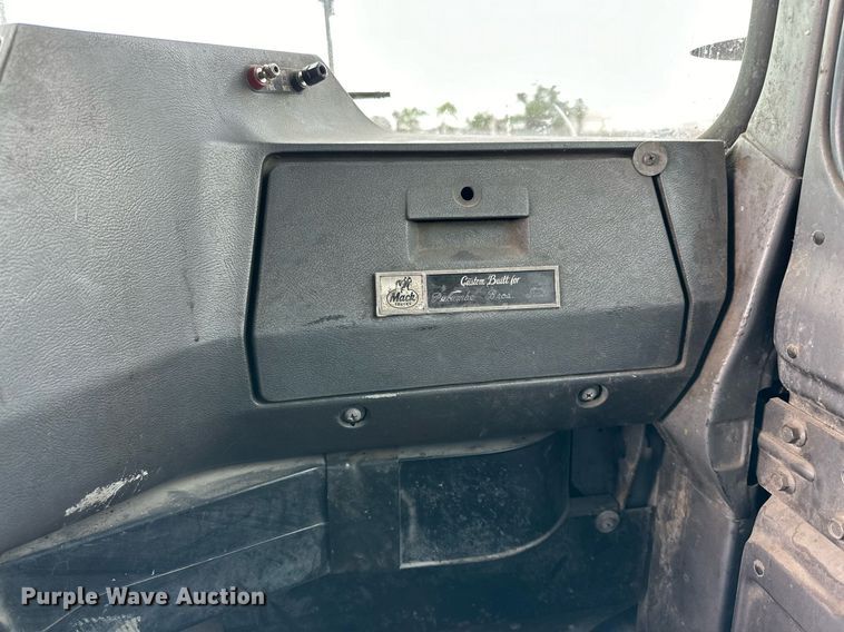 image for item NQ9027 2001 Mack RD690S semi truck