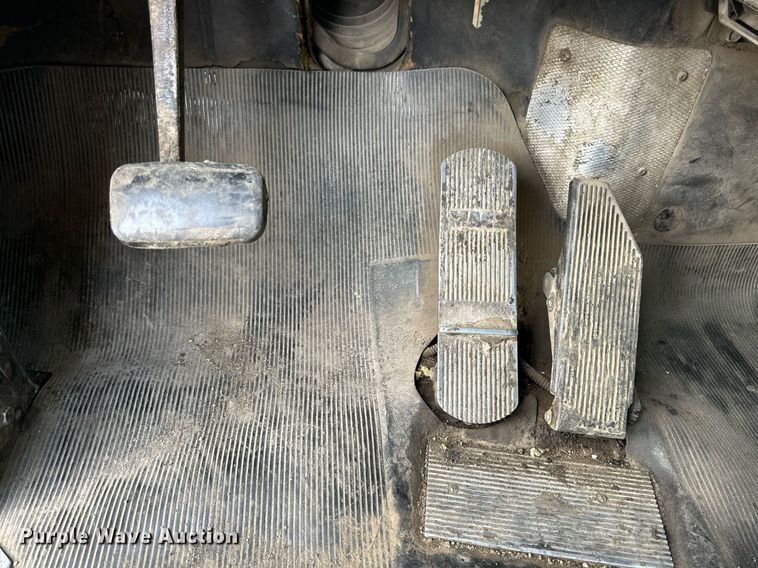 image for item NQ9027 2001 Mack RD690S semi truck