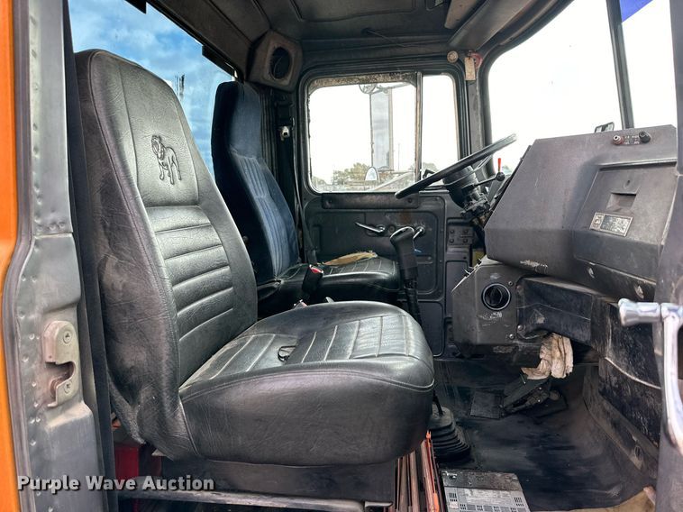 image for item NQ9027 2001 Mack RD690S semi truck