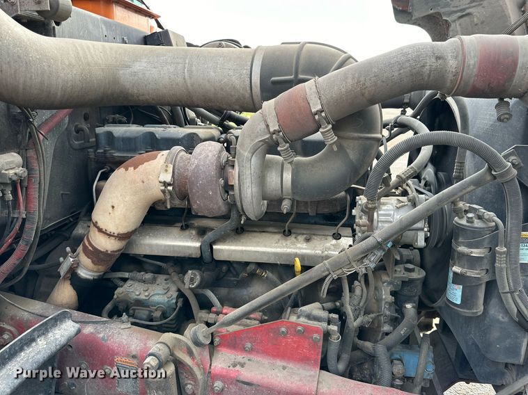 image for item NQ9027 2001 Mack RD690S semi truck