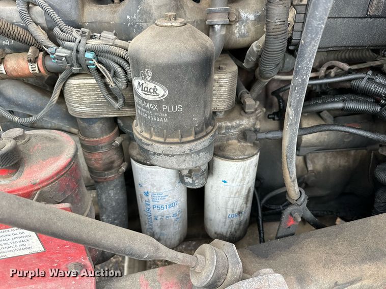 image for item NQ9027 2001 Mack RD690S semi truck