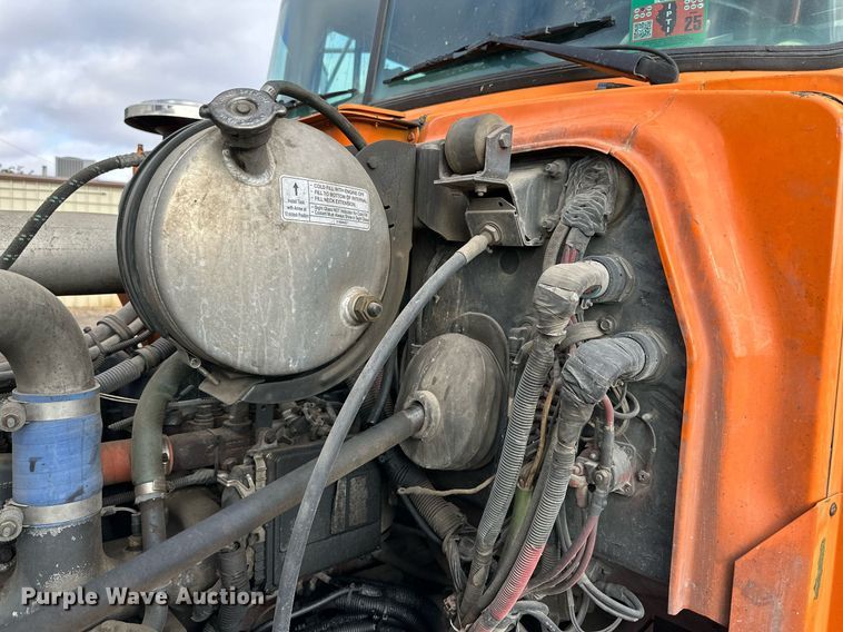 image for item NQ9027 2001 Mack RD690S semi truck